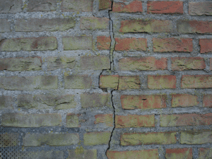 Brick wall with visible crack in Arlington, TX, requiring a professional home inspection for possible structural concerns.